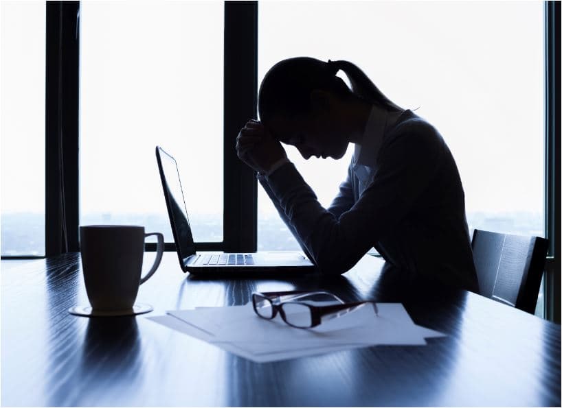 Home office deixa profissionais mais ansiosos e estressados, revela pesquisa do LinkedIn