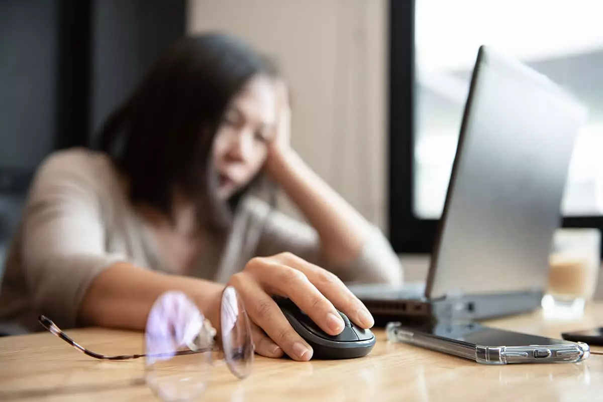 Conheça os principais transtornos mentais que podem aparecer devido ao isolamento social e como a falta de interação ou rotina comum pode afetar profissionais que atuam em home office