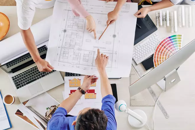 pessoas-analisando-planta-de-arquitetura-de-escritorio